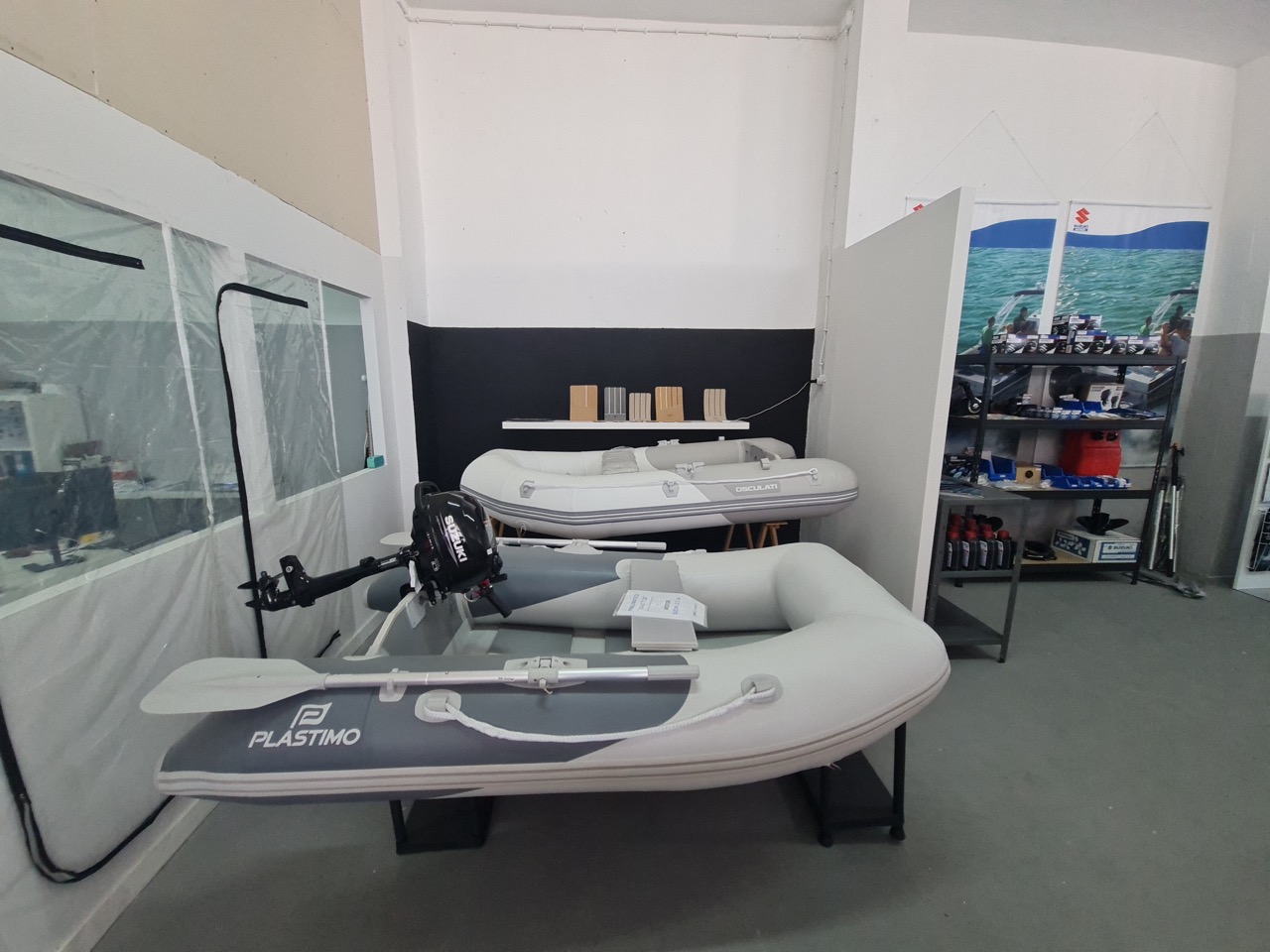 Showroom com embarcações insufláveis e acessórios
